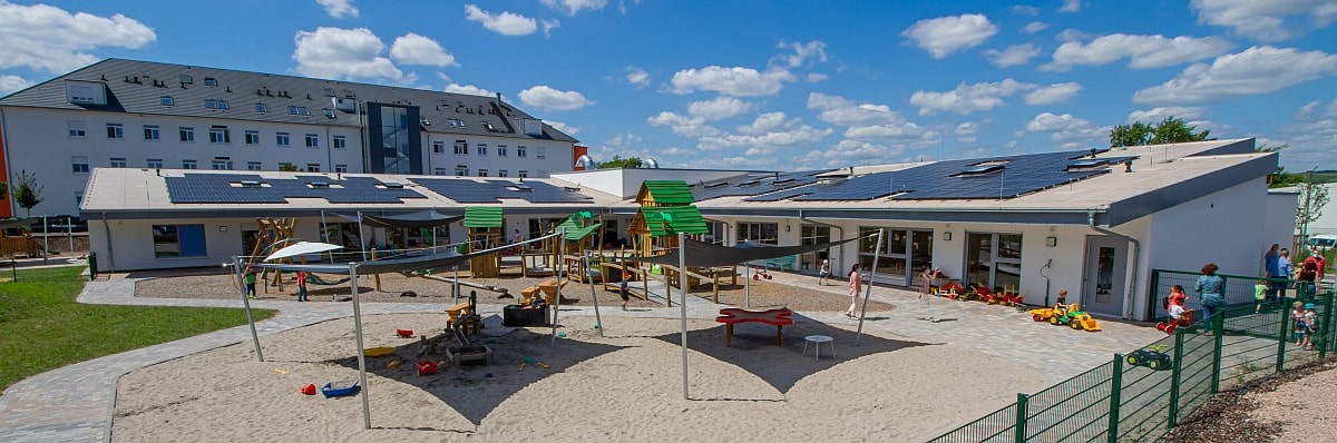 Blick auf den großen Spielplatz der integrativen Kindertagesstätte Bad Kreuznach