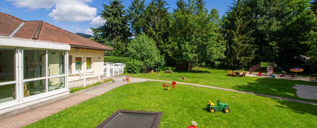 Blick auf den großen Spielplatz der Förderkindertagesstätte Simmertal